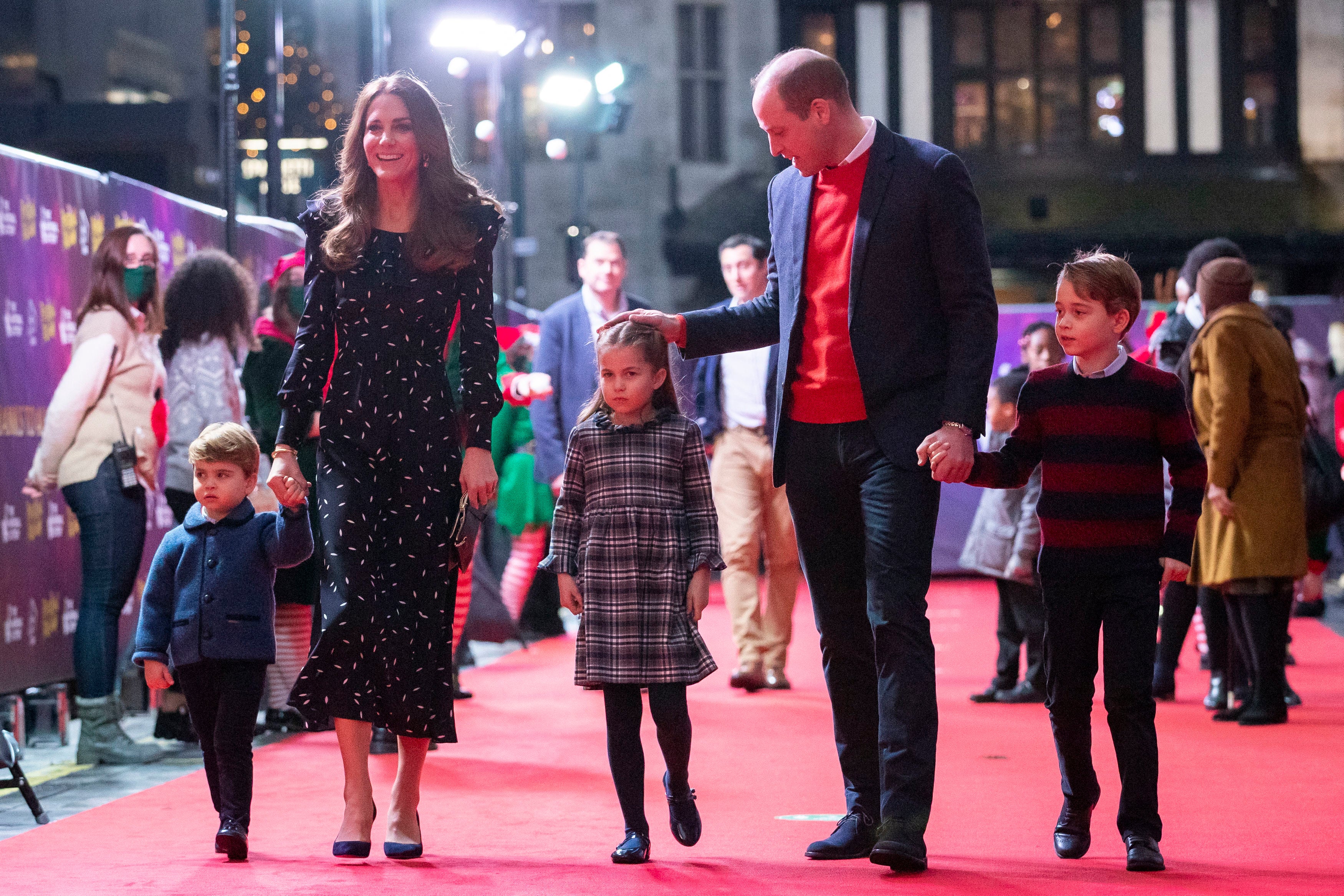 El príncipe Guillermo y Kate, duquesa de Cambridge, con sus hijos asisten a un espectáculo navideño en el teatro Palladium de Londres, 11 de diciembre de 2020, en homenaje a los trabajadores de la salud y sus familias por su trabajo durante la pandemia de COVID-19.&nbsp;