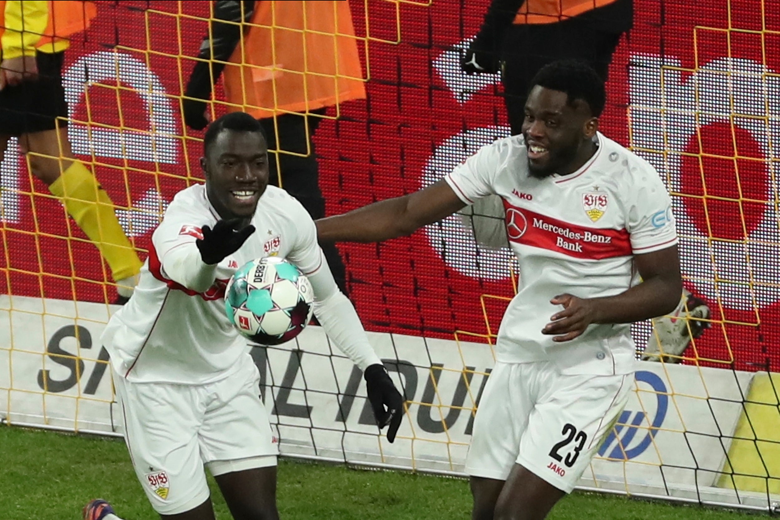 Stuttgart alargó a tres los juegos sin ganar de Dortmund