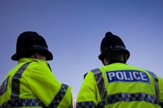 Hombre roció con gasolina a agentes de la policías durante detención