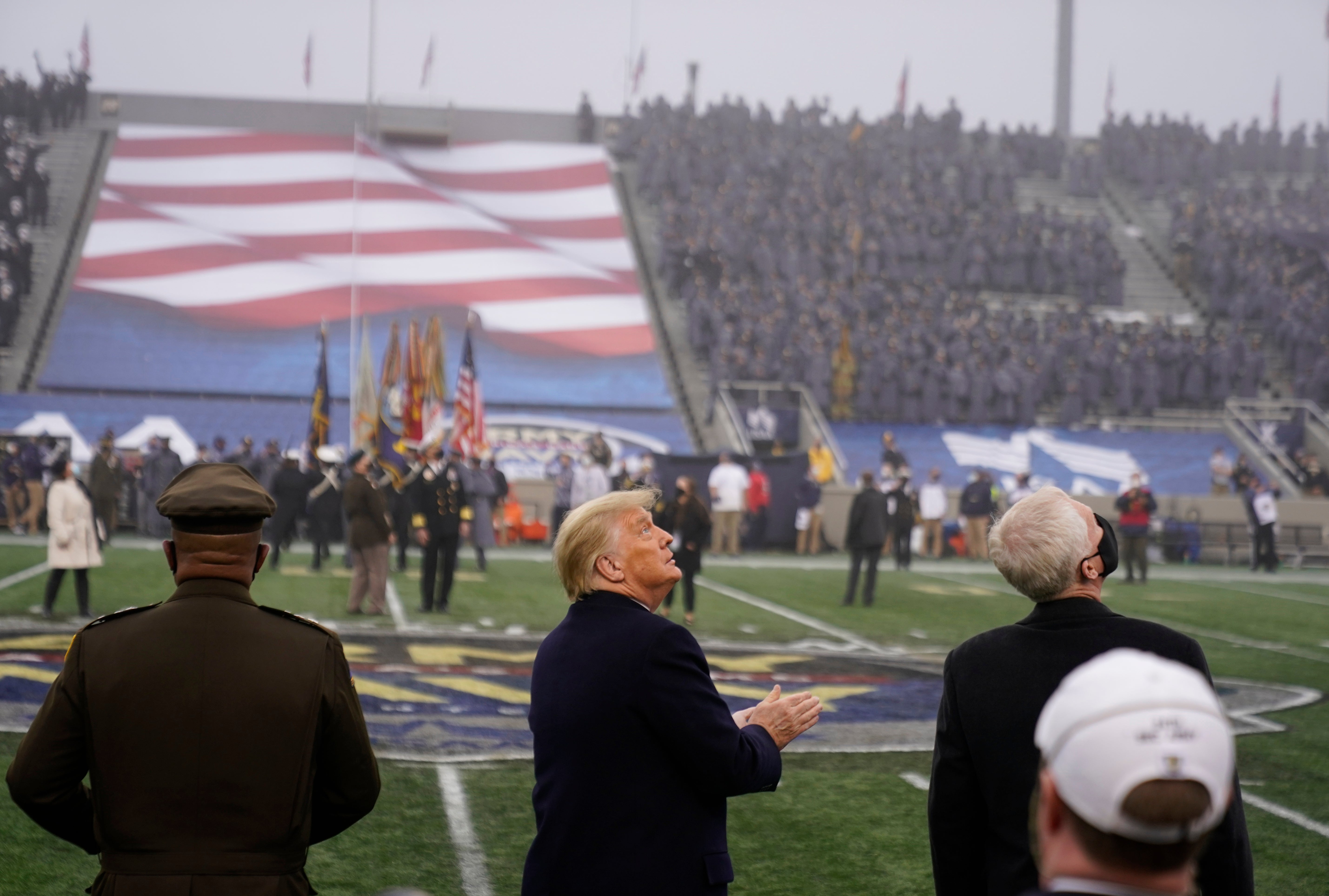 Trump asiste a juego de futbol americano tras explotar en Twitter