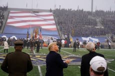Trump asiste a juego de futbol americano tras explotar en Twitter