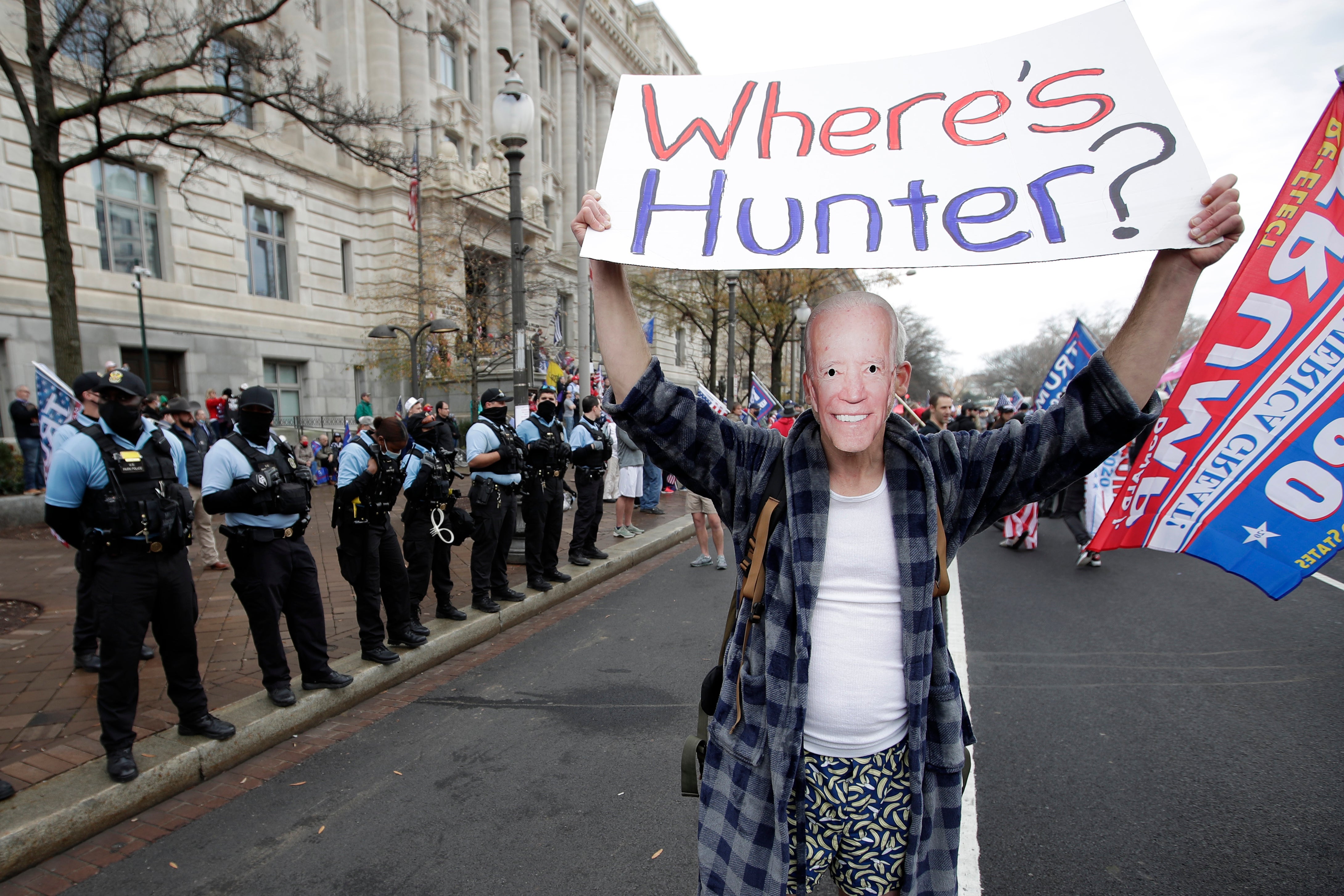 Un simpatizante del presidente Donald Trump disfrazado de Joe Biden participa en una manifestación en la Plaza de la Libertad en Washington, el sábado 12 de diciembre de 2020. El cartel dice “¿Dónde anda Hunter?”, el hijo de Biden.