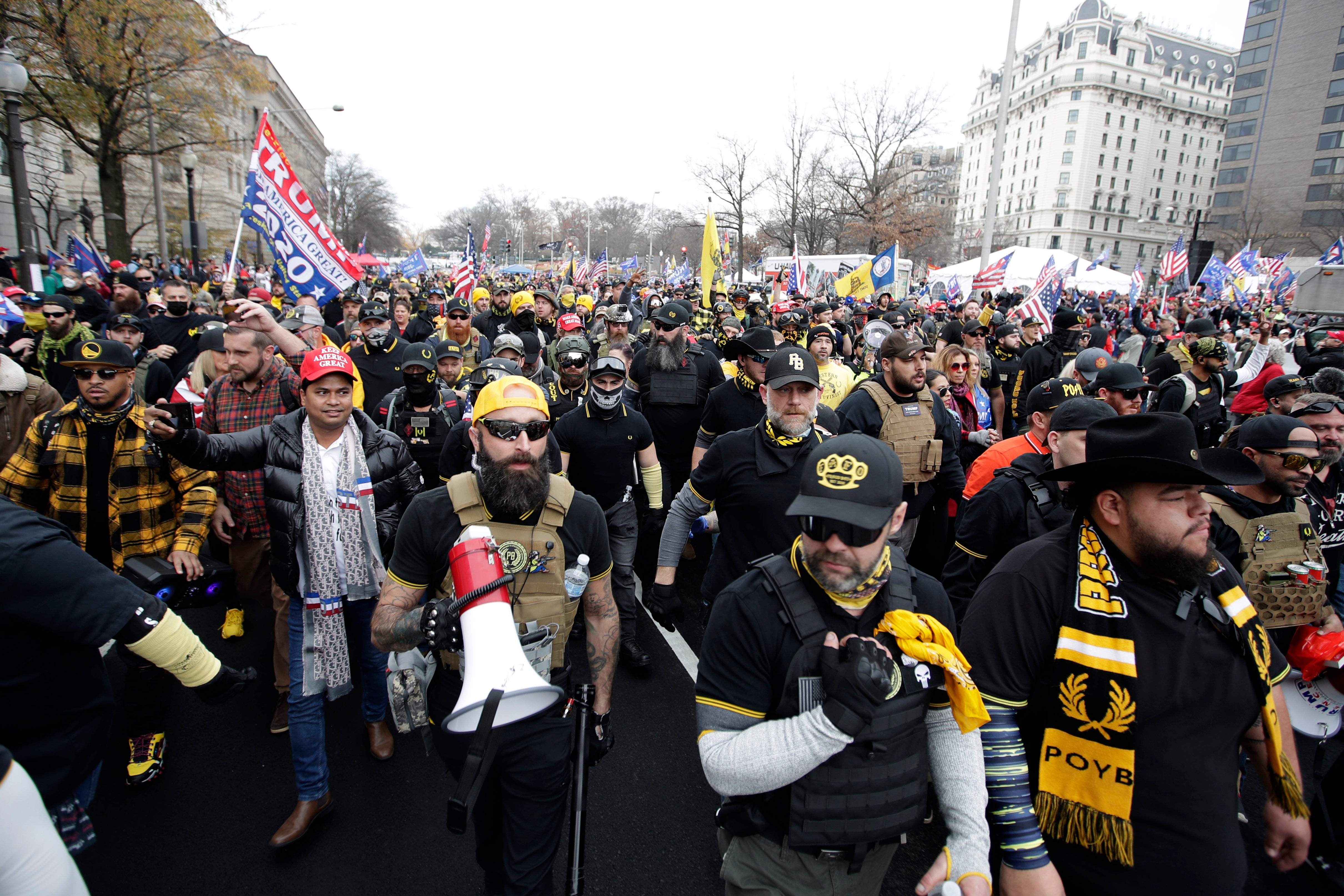 <p>Partidarios del presidente de Estados Unidos, Donald Trump, vestidos con ropa asociada al grupo Proud Boys, durante una marcha en la Freedom Plaza, de Washington, el sábado 12 de diciembre de 2020.&nbsp;</p>