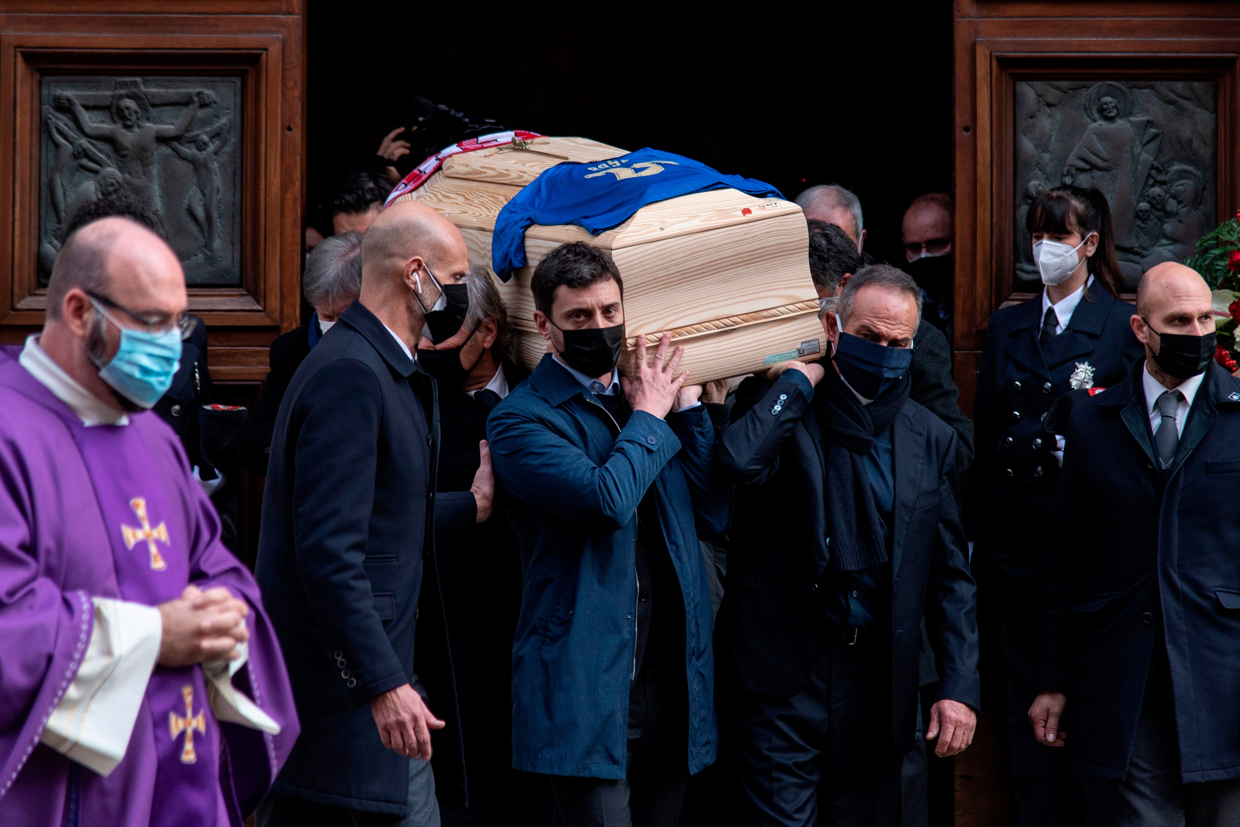 El ex jugador de fútbol italiano Antonio Cabrini (derecha) y el hijo de Paolo Rossi, Alessandro Rossi (izquierda), llevan el ataúd del fallecido jugador de fútbol italiano durante su funeral en la Catedral de Santa Maria Annunciata en Vicenza.&nbsp;