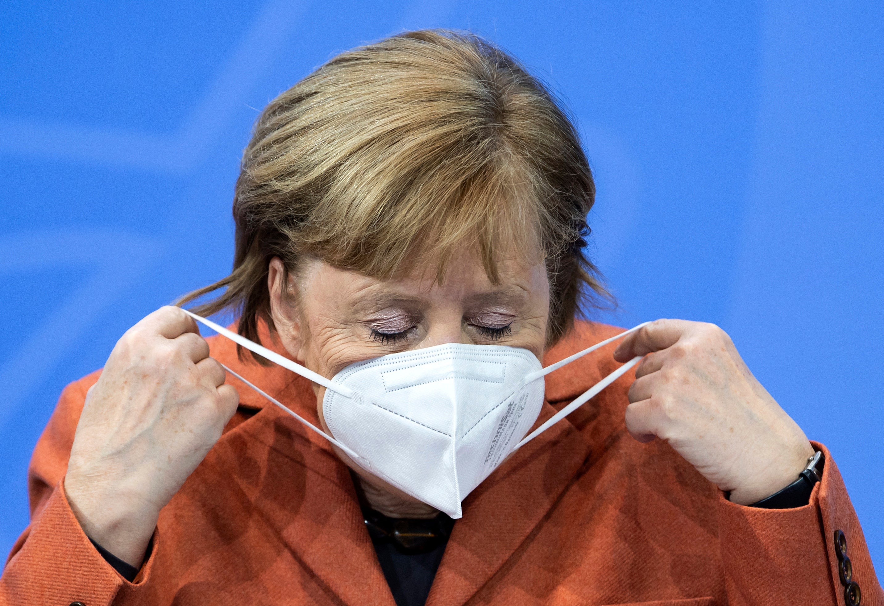 La canciller alemana Angela Merkel se acomoda el cubrebocas después de una conferencia de prensa en la Cancillería, el domingo 13 de diciembre de 2020.