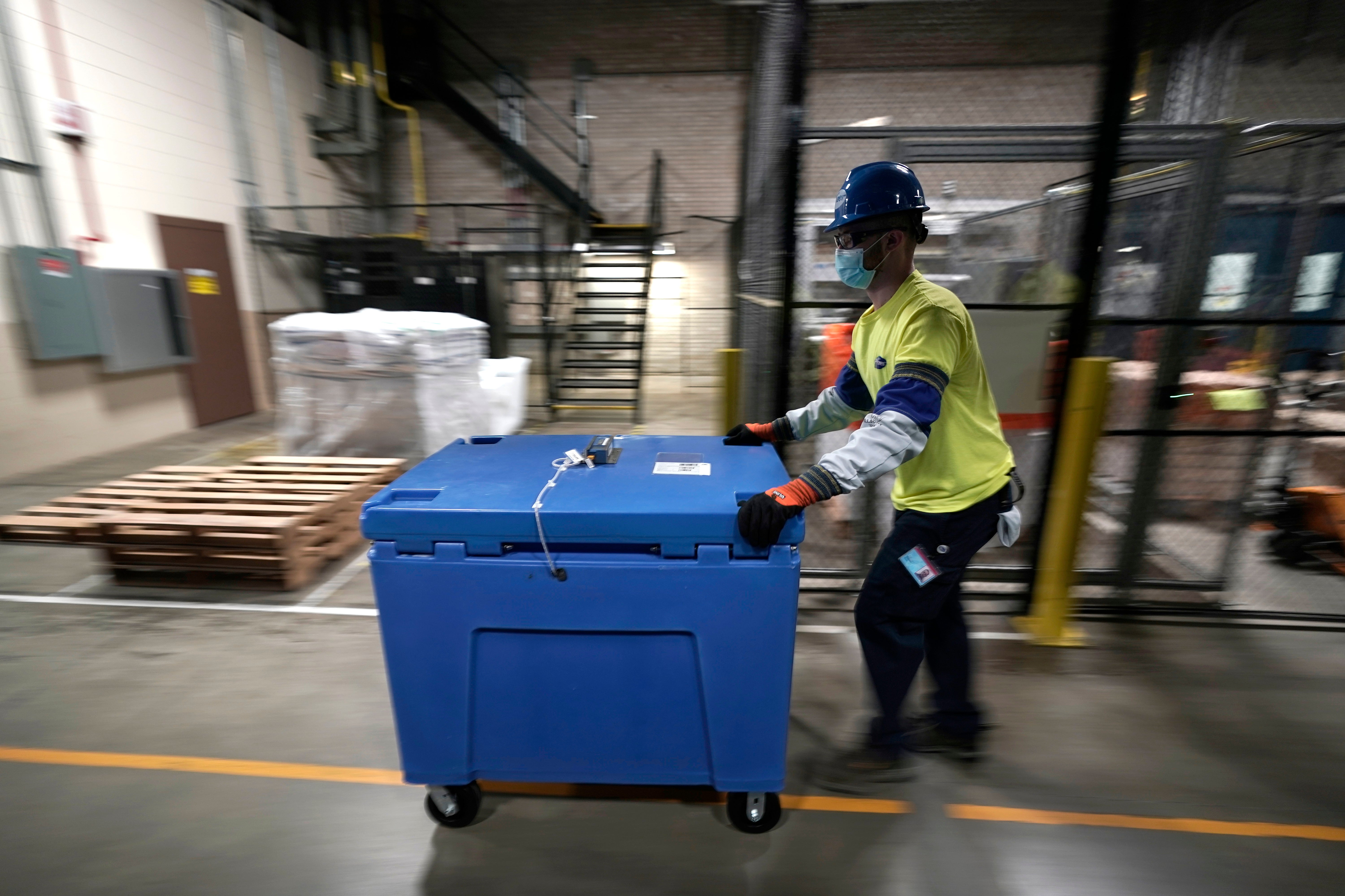 Un trabajador transporta un contenedor con vacunas de Pfizer y BioNTech para el coronavirus, en la planta Kalamazoo de Pfizer en Portage, Michigan, el 13 de diciembre de 2020.&nbsp;
