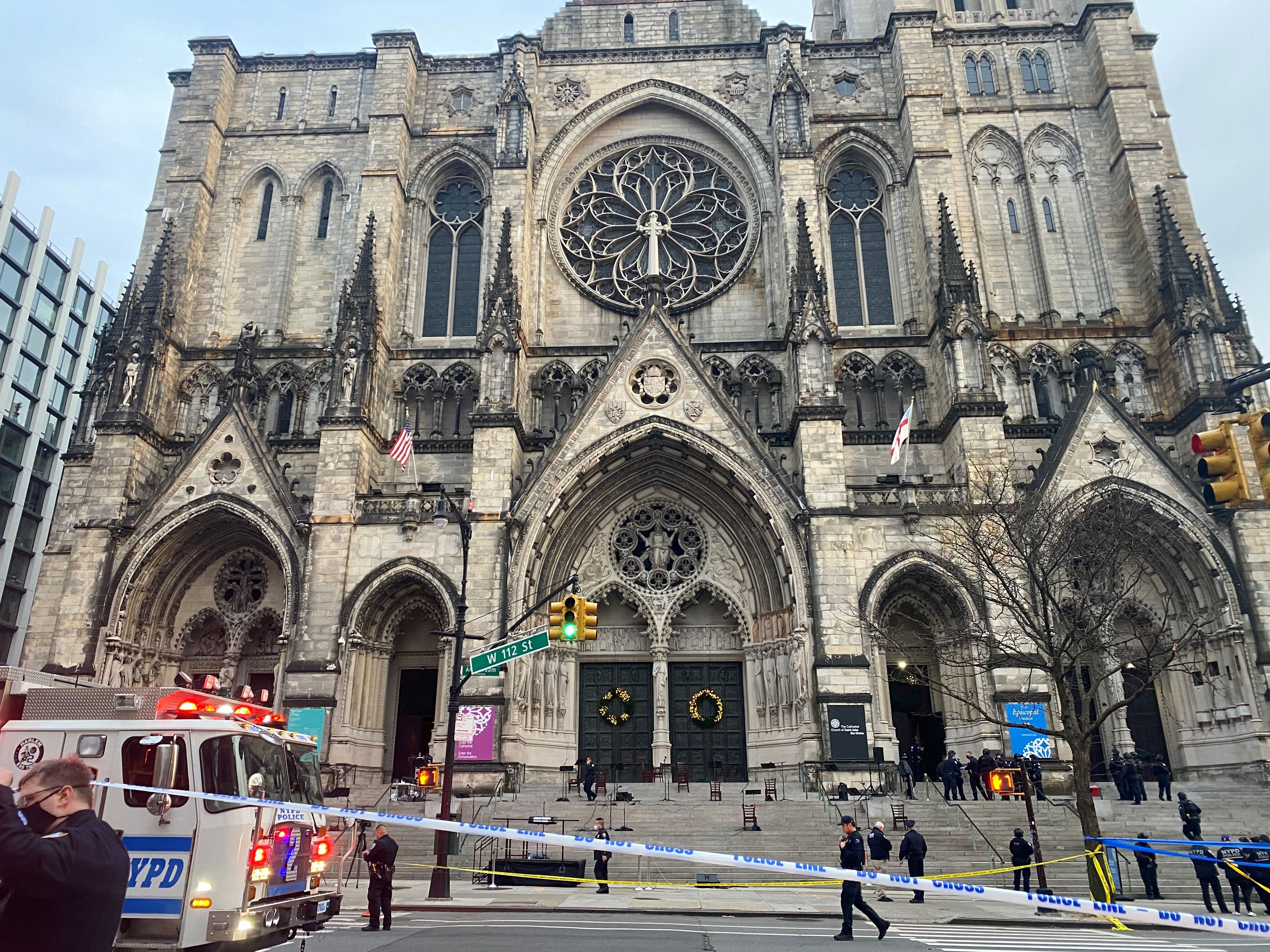 Hombre baleado por la policía después de un tiroteo al final del concierto de villancicos en la catedral de Manhattan.