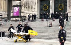 Policía balea a hombre armado en concierto en catedral de NY