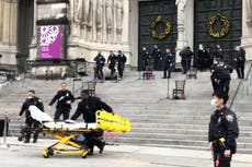 Policía balea a hombre armado en concierto en catedral de NY