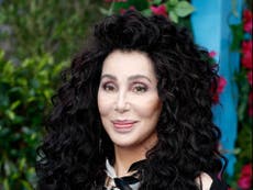 Cher revela que un fanático intentó matarla antes de un espectáculo: “Comenzó a empujarme por el callejón”