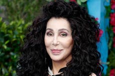 Cher revela que un fanático intentó matarla antes de un espectáculo: “Comenzó a empujarme por el callejón”