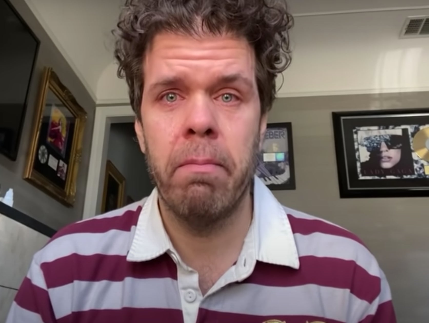 Perez Hilton llora tras ser suspendido de TikTok en video de YouTube