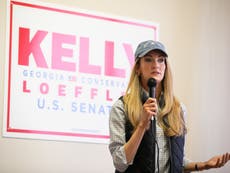Kelly Loeffler causa polémica al tomarse una fotografía con un conocido exmiembro del KKK en Georgia