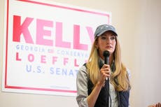 Kelly Loeffler causa polémica al tomarse una fotografía con un conocido exmiembro del KKK en Georgia