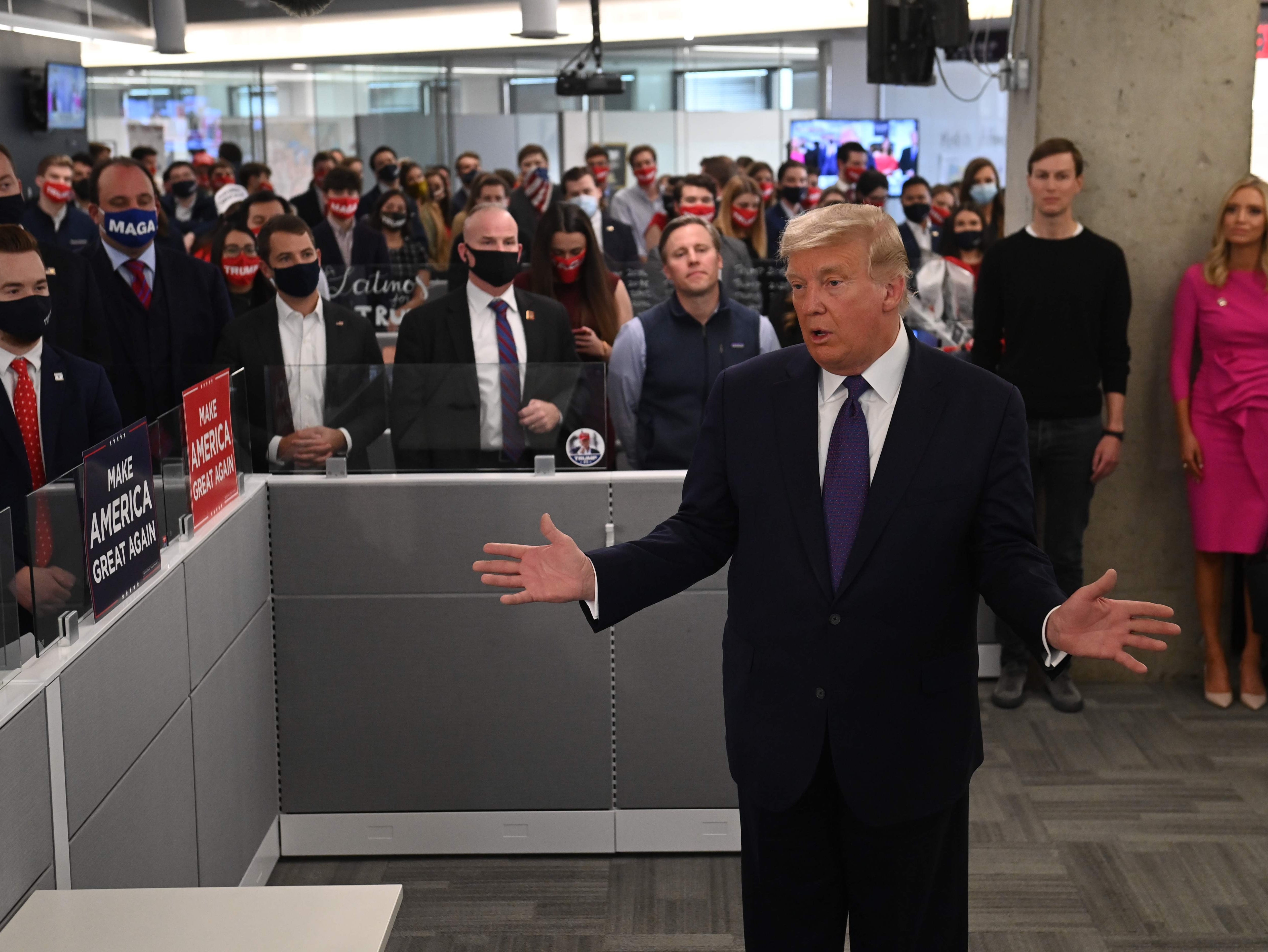 Campaña de Trump vende televisiones para recaudar fondos