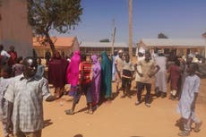 Crece ansiedad por 300 alumnos secuestrados en Nigeria