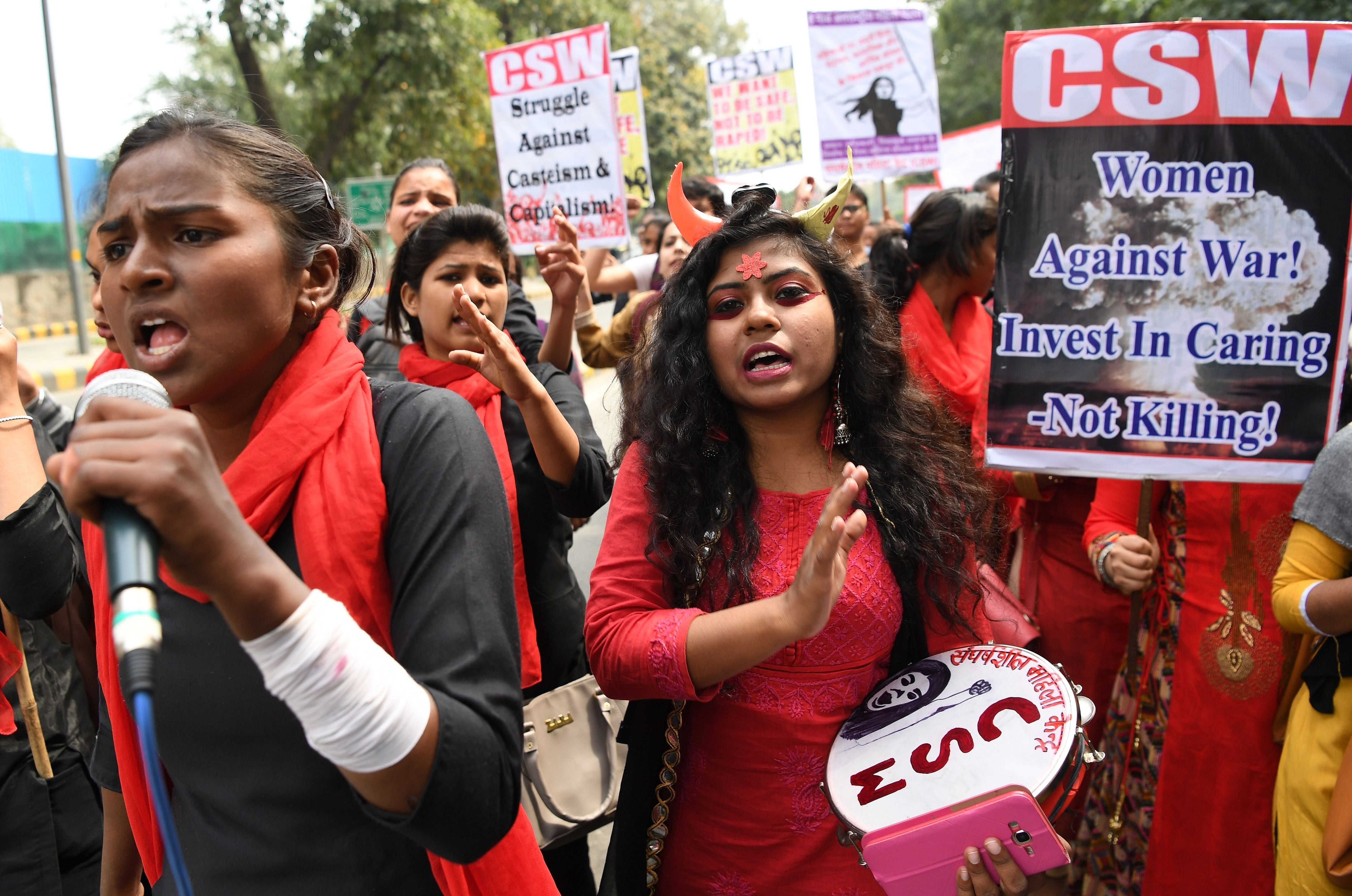 Mujeres indias gritan consignas en una marcha para conmemorar el Día Internacional de la Mujer en Nueva Delhi el 8 de marzo de 2019