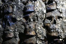 Descubren nueva parte de la torre de cráneos en México