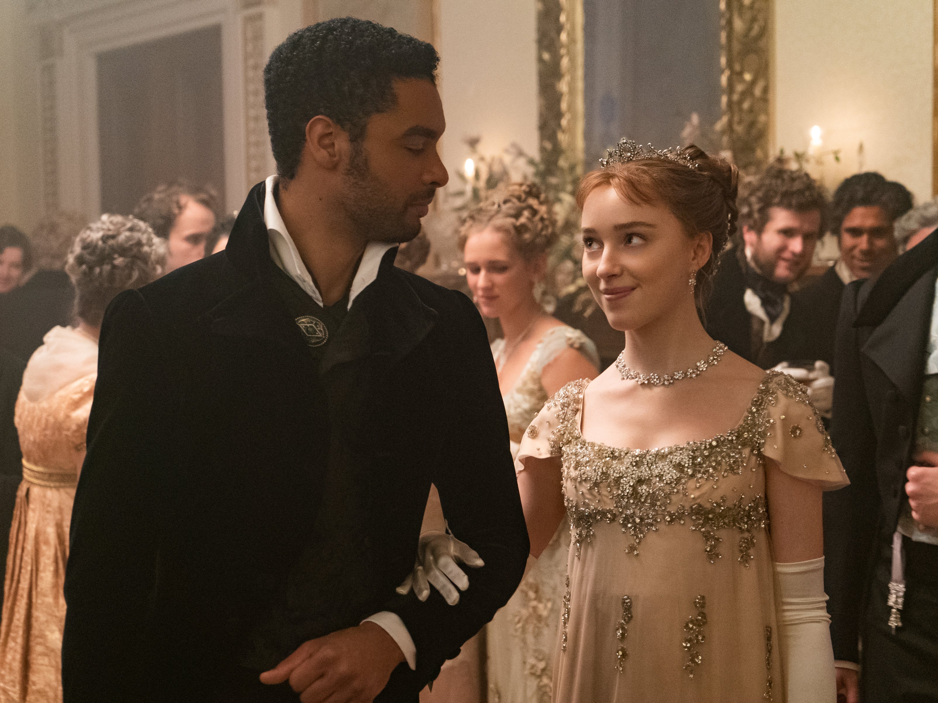 Regé-Jean Page compara Bridgerton con Downton Abbey