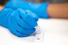 Coronavirus: La aprobación de la MHRA no es necesaria para seguir con plan de pruebas en escuelas, dice gobierno de Reino Unido