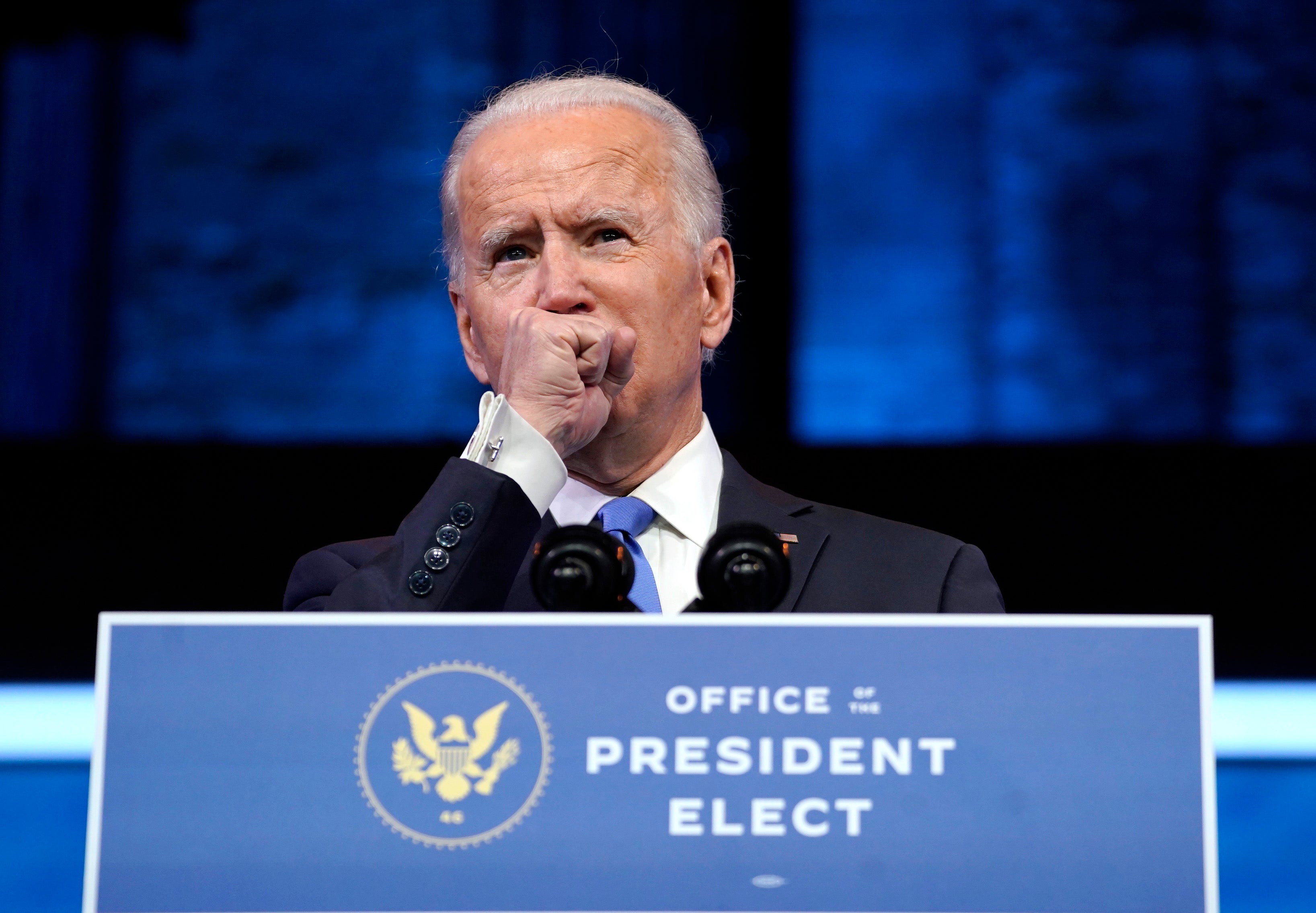 Biden asegura estar “un poco resfriado”, luego de temores de Covid-19