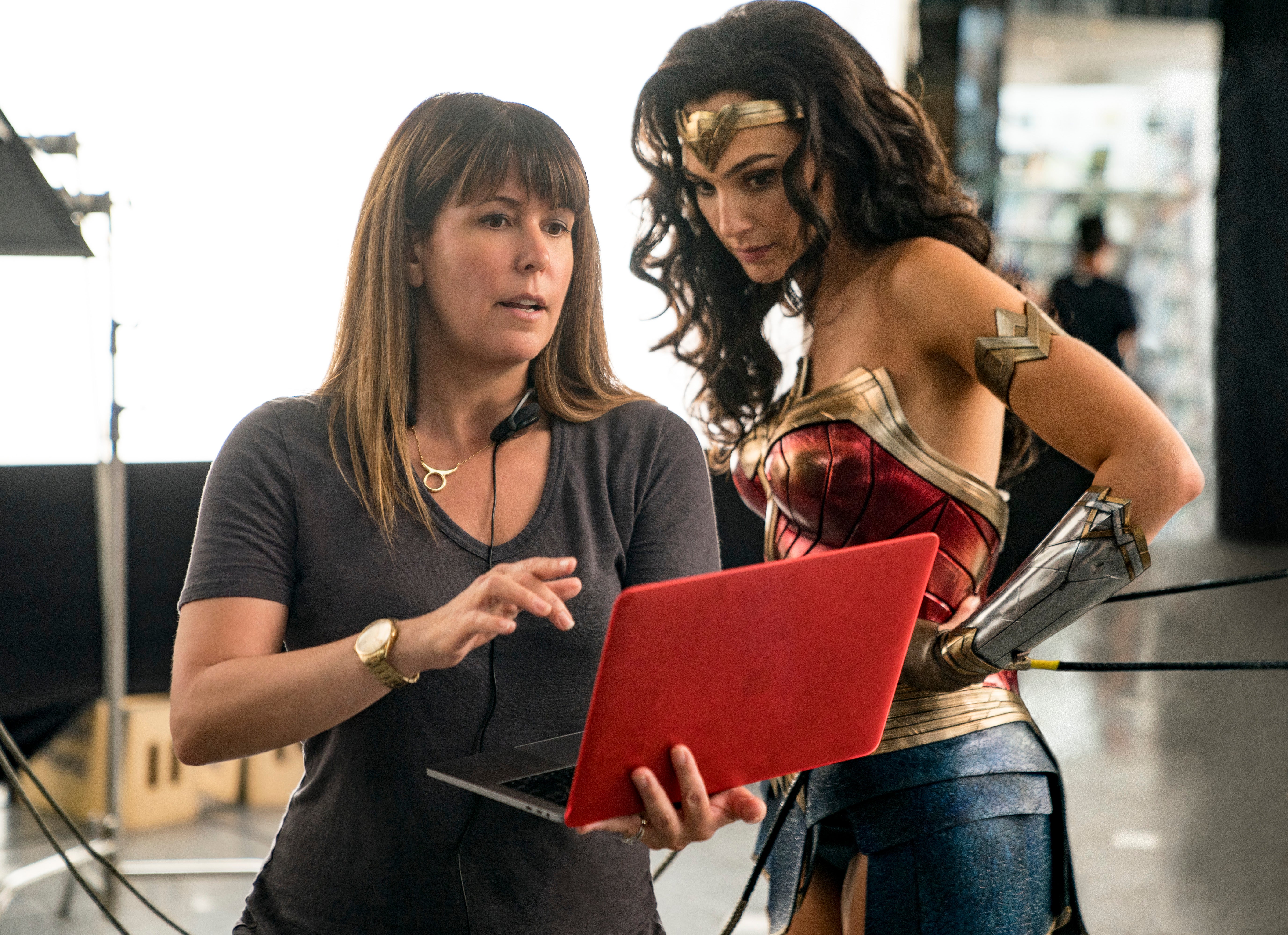 Esta imagen publicada por Warner Bros. Entertainment muestra a la directora Patty Jenkins, a la izquierda, con la actriz Gal Gadot en el set de "Wonder Woman 1984".&nbsp;