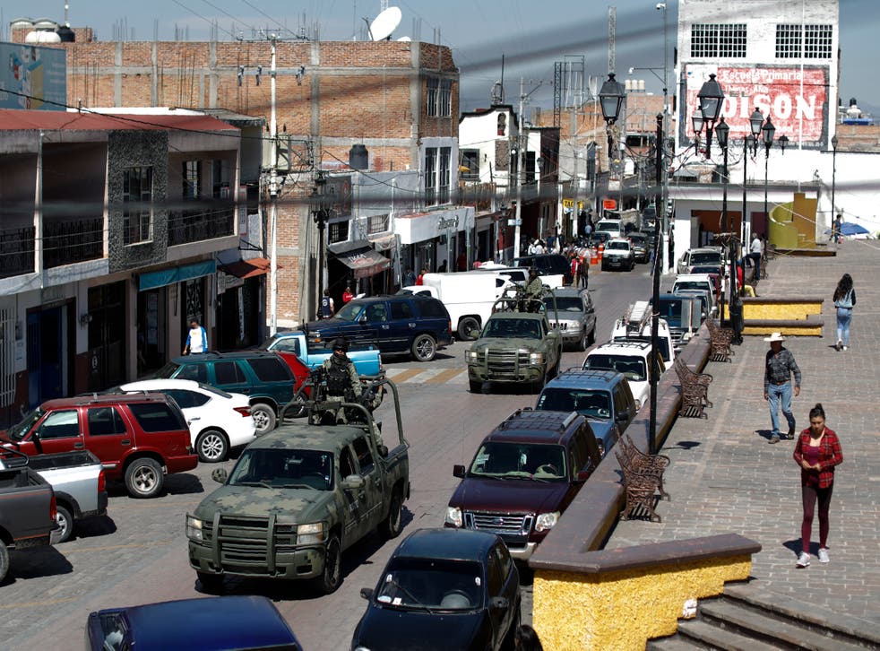 <p>Los vehículos de patrulla de la Guardia Nacional atraviesan la plaza central de Apaseo el Alto, estado de Guanajuato, México. Los dos cárteles de la droga más poderosos del hemisferio luchan por este centro industrial y agrícola</p>