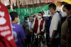Reina Letizia entrega ayuda a los damnificados en Honduras