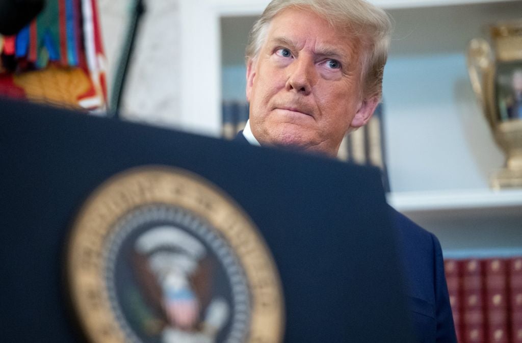 Trump se vuelve contra Mitch McConnell después de respaldar a Biden