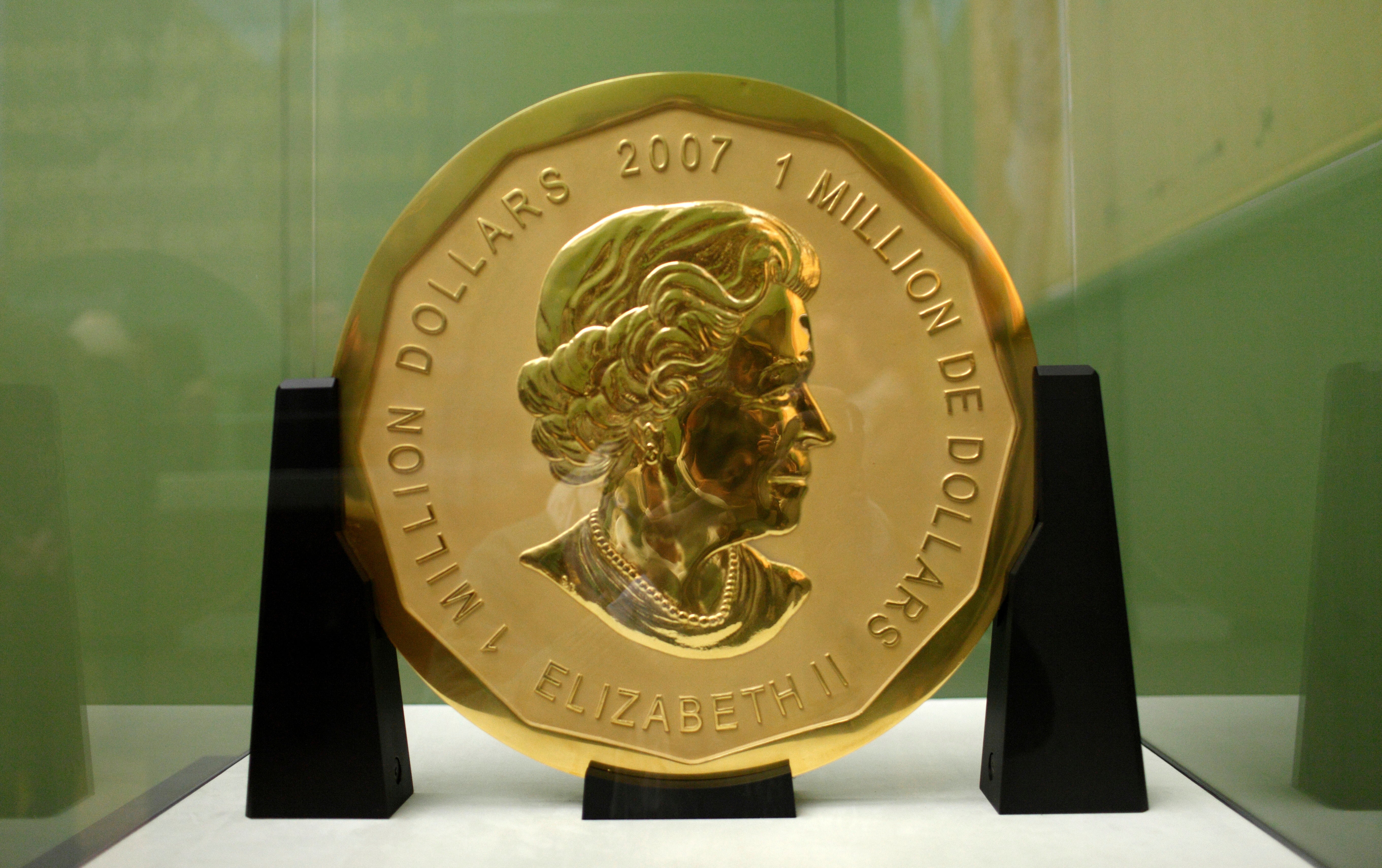 ARCHIVO -- La foto del 8 de diciembre de 2010 muestra una moneda de oro canadiense de 100 kilos exhibida en el museo Bode de Berlín, Alemania. &nbsp;La policía berlinesa allanó varias viviendas y joyerías el miércoles 16 de diciembre de 2020 bajo sospecha de que estuvieran vinculadas con el robo de la moneda en 2017.&nbsp;