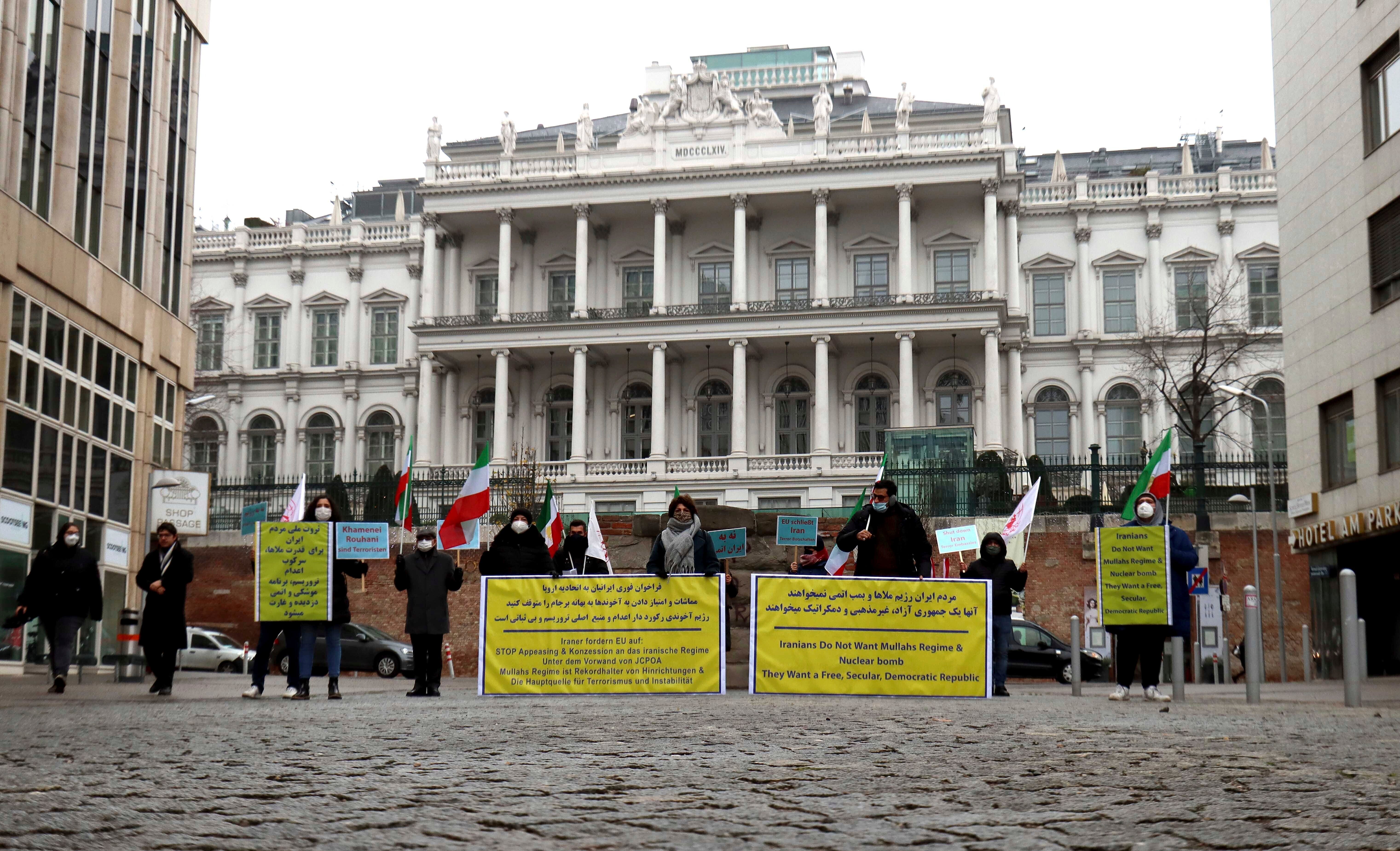 Miembros del "Consejo de Resistencia" iraní manifiestan en Viena, Austria, miércoles 16 de diciembre de 2020, por la reactivación de las sanciones de la ONU contra Irán.&nbsp;