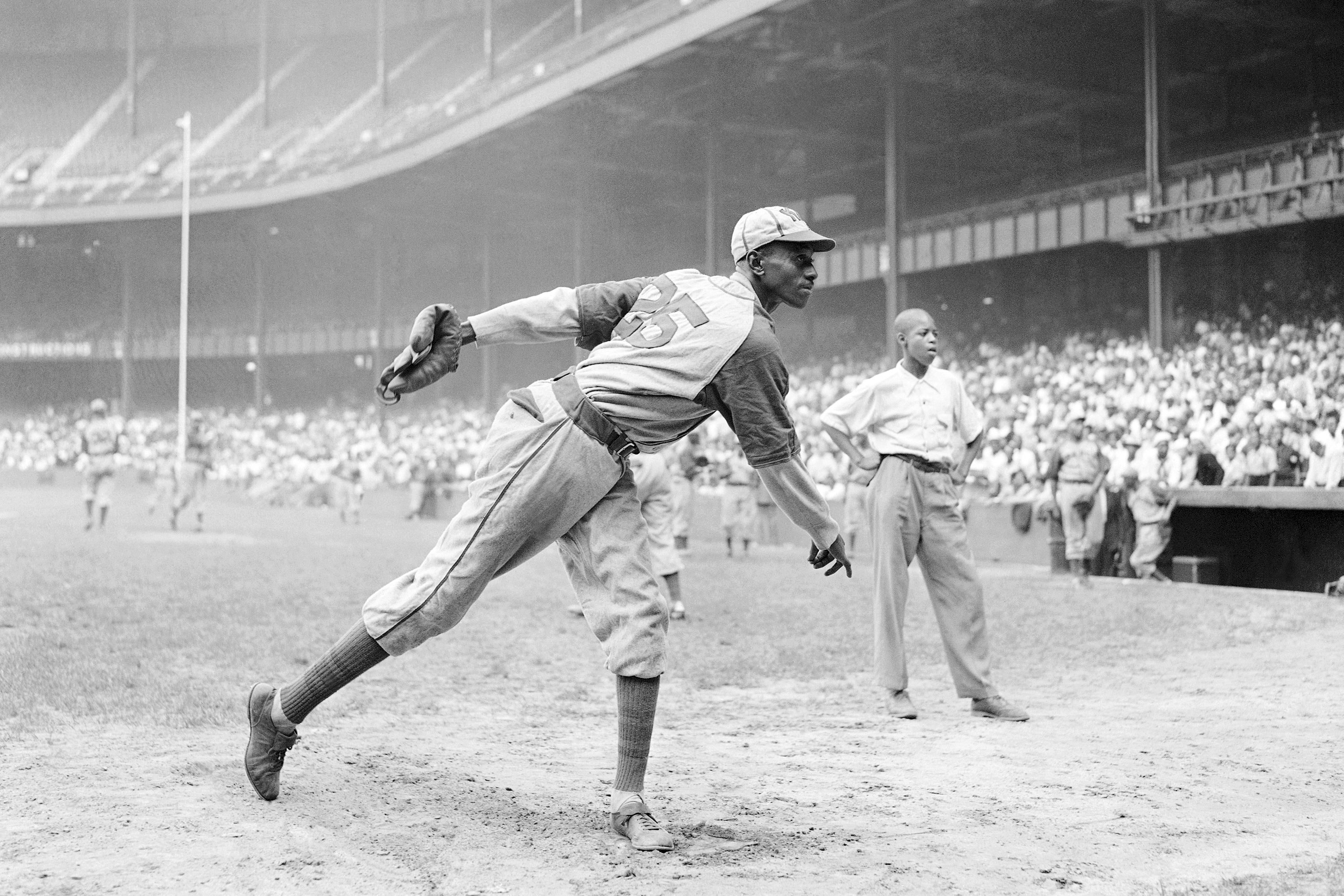 ARCHIVO - En esta foto del 2 de agosto de 1942, el lanzador de los Monarchs de Kansa City Leroy Satchel Paige se prepara antes de un partido contra los New York Cuban Stars, de las Ligas Negras.&nbsp;