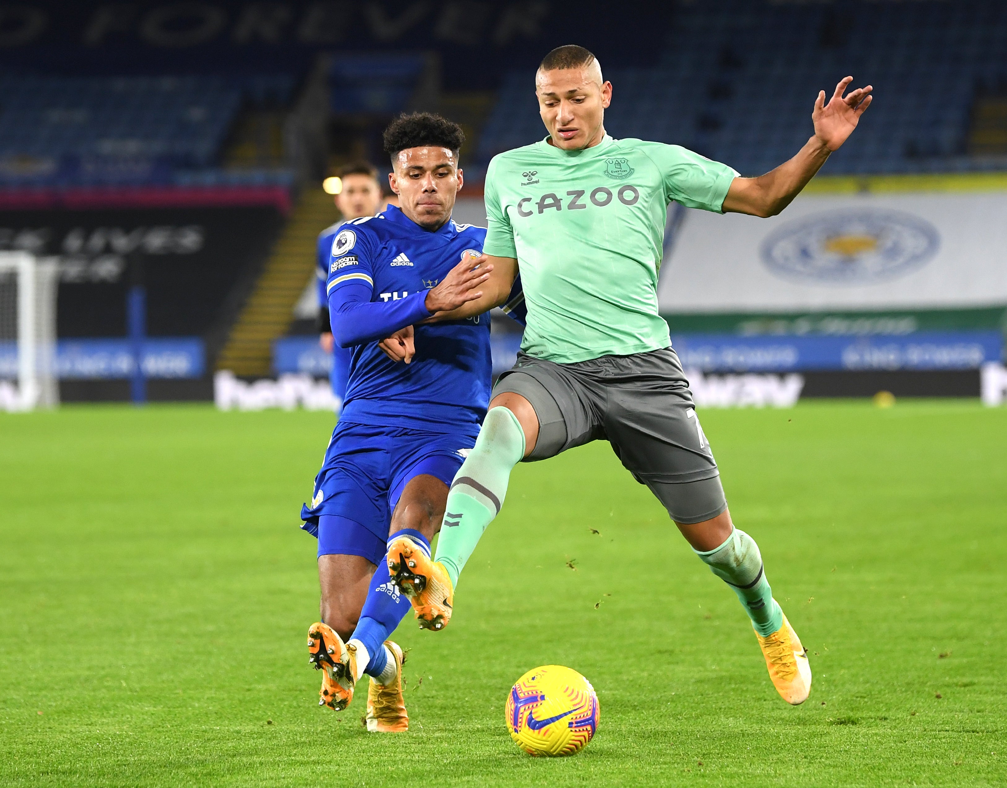 El atacante brasileño de Everton Richarlison, derecha, se disputa el balón con el jugador de Leicester Wesley Fofana en un partido de la Liga Premier inglesa el miércoles, 16 de diciembre del 2020. &nbsp;