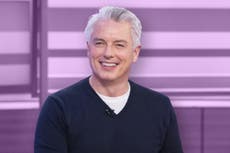 “Estoy disgustado por la forma en que el gobierno está tratando al mundo del teatro”: John Barrowman