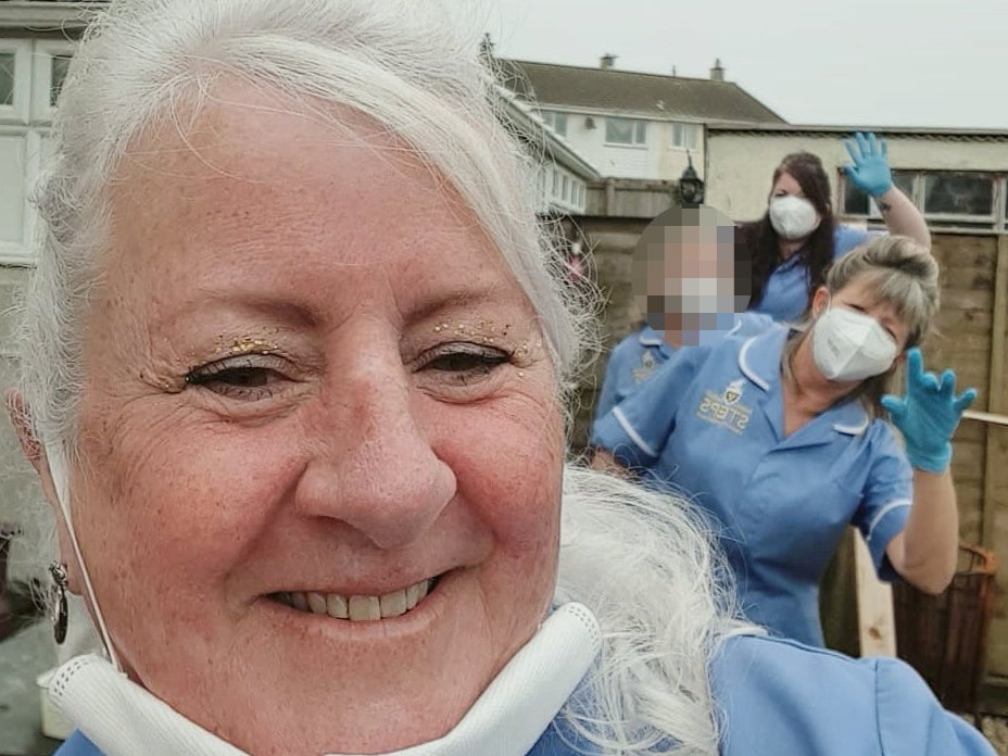 Trabajadora de salud es despedida por grabar video bailando usando equipo de protección