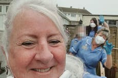 Trabajadora de salud es despedida por grabar video bailando usando equipo de protección