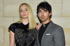 Sophie Turner manda mensaje a quienes se niegan a usar cubrebocas