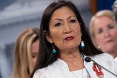 Los senadores a favor de combustibles fósiles acorralan a la primera mujer indígena nominada al gabinete, llamándola “divisiva”