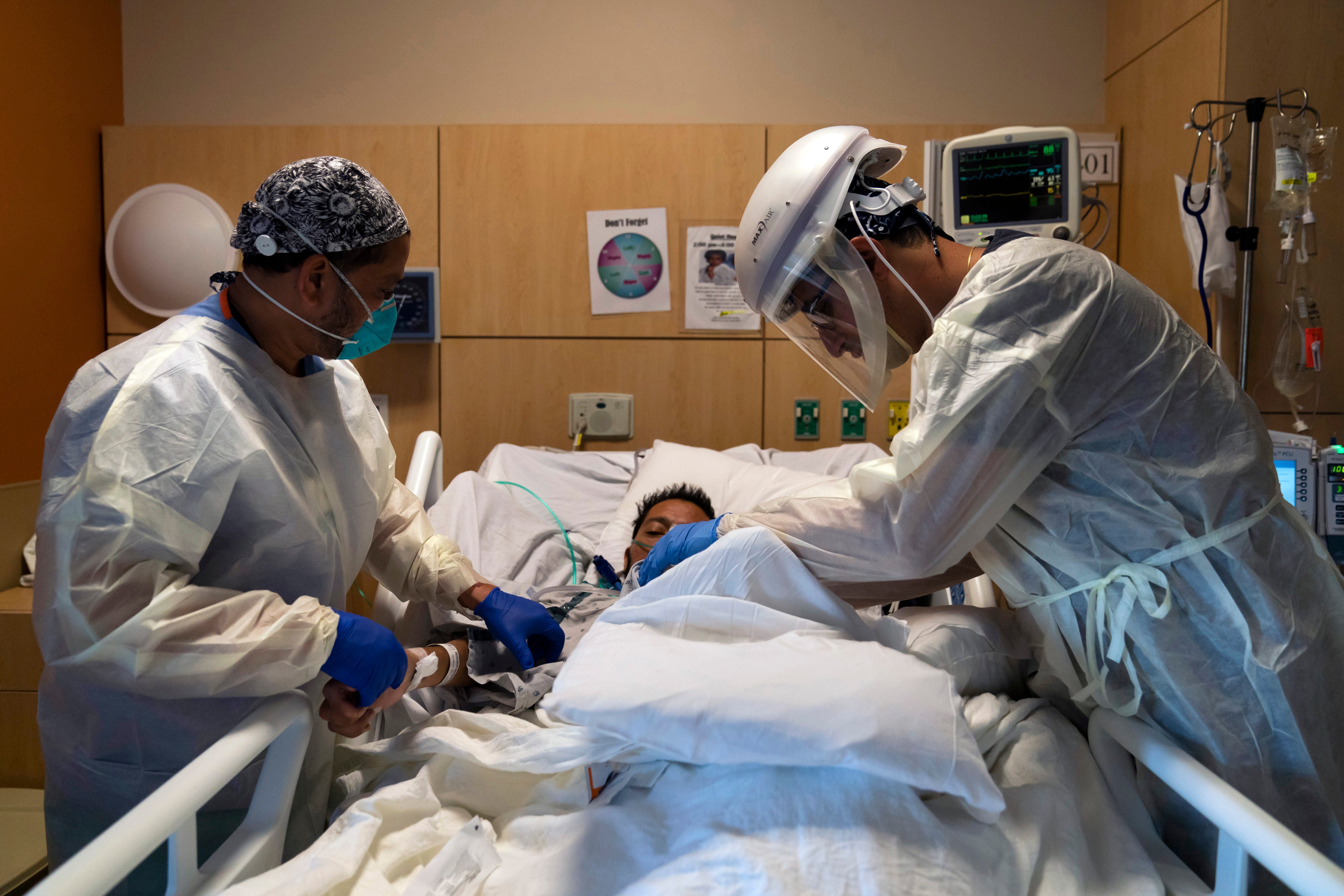 Médicos atienden a un enfermo de coronavirus en un hospital de Los Ángeles el 19 de noviembre del 2020.