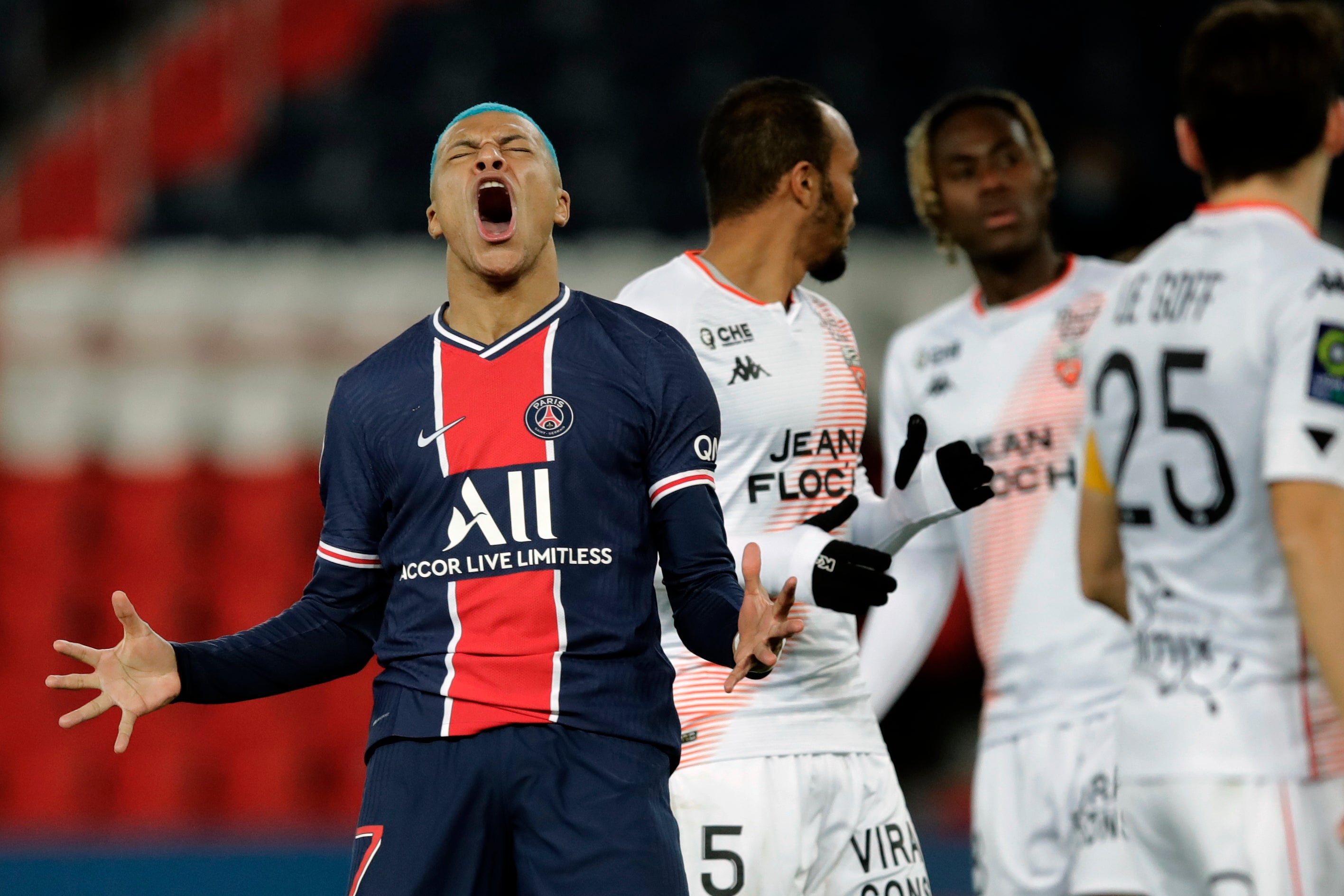 Kylian Mbappe del Paris Saint-Germain reacciona tras falla run gol en el encuentro de la liga francesa ante el Lorient el miércoles 16 de diciembre del 2020. El jueves 17 de diciembre del 2020 el técnico del PSG Thomas Tuchel admite que hay cansancio mental en el equipo.&nbsp;