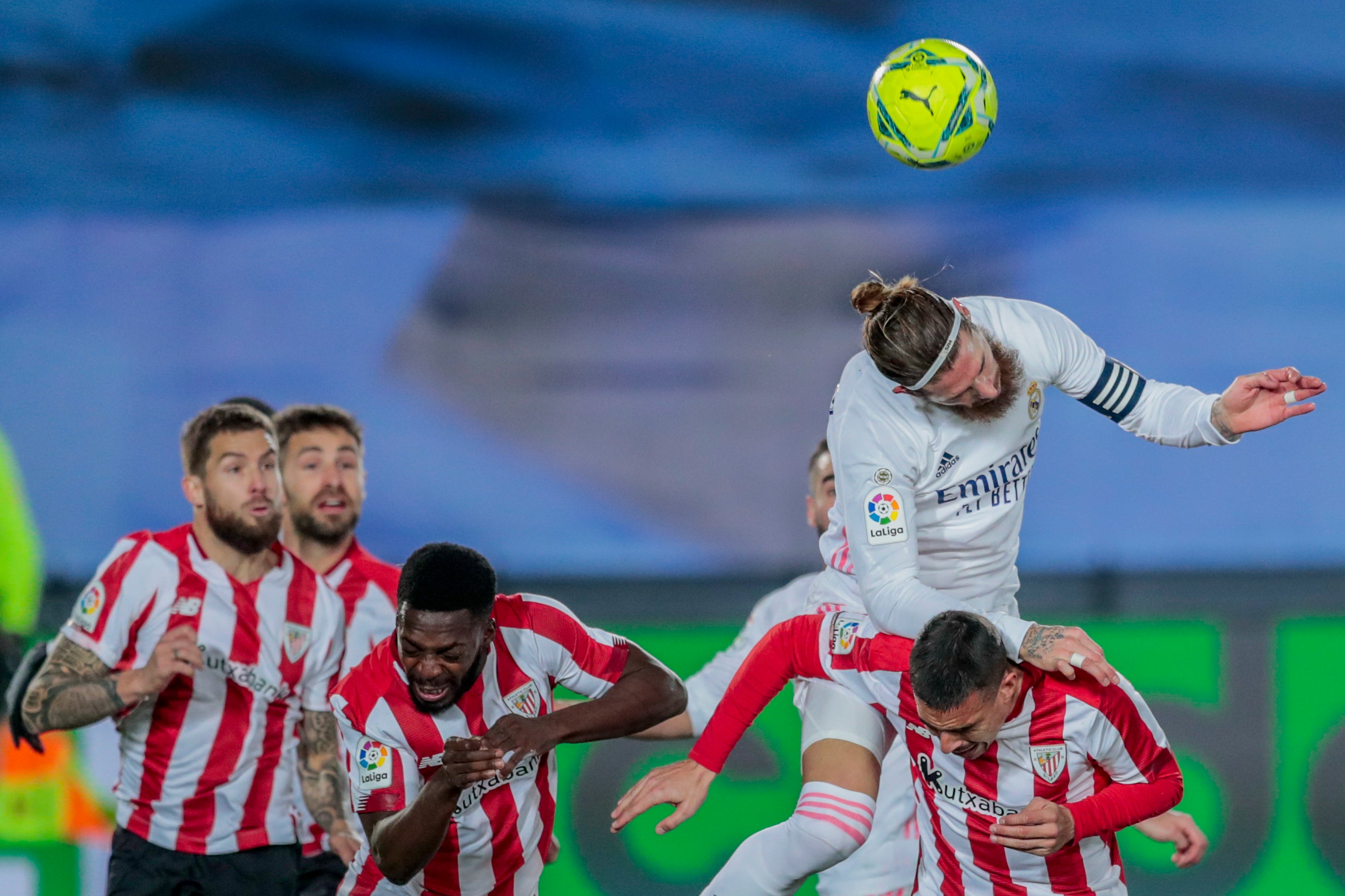 Sergio Ramos cabecea el balón en el encuentro ante el Athletic Bilbao.