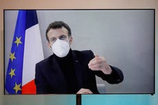Detractores critican a Macron por no protegerse de COVID-19