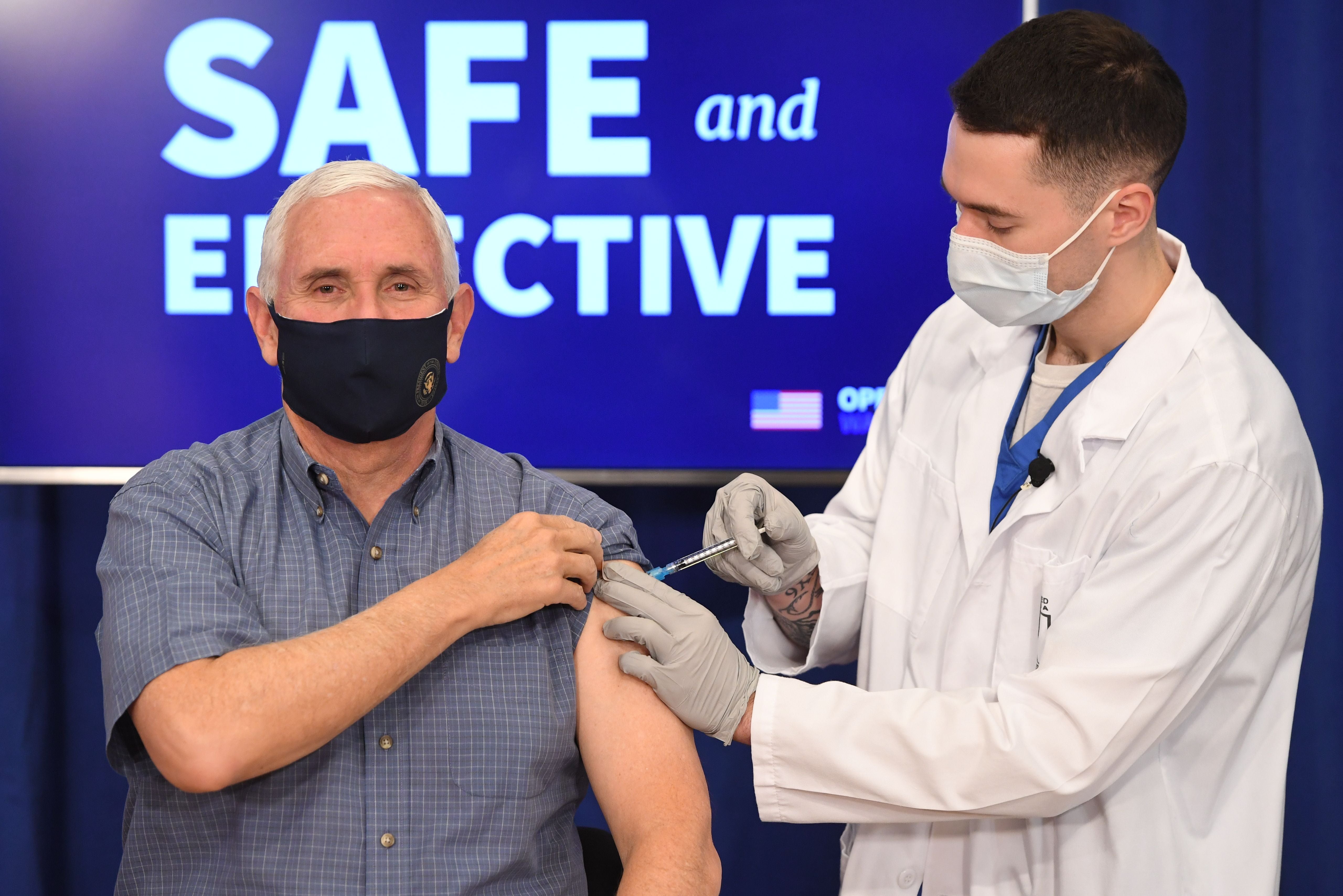 <p>Mike Pence, vicepresidente de Estados Unidos se aplica la vacuna contra covid-19</p>