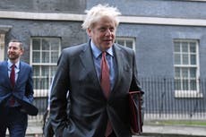 Boris Johnson se disculpa por su cabello despeinado