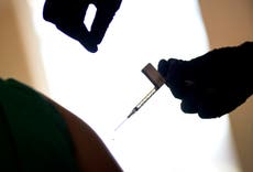 Expertos de EE.UU debaten quiénes serán los próximos en vacunarse