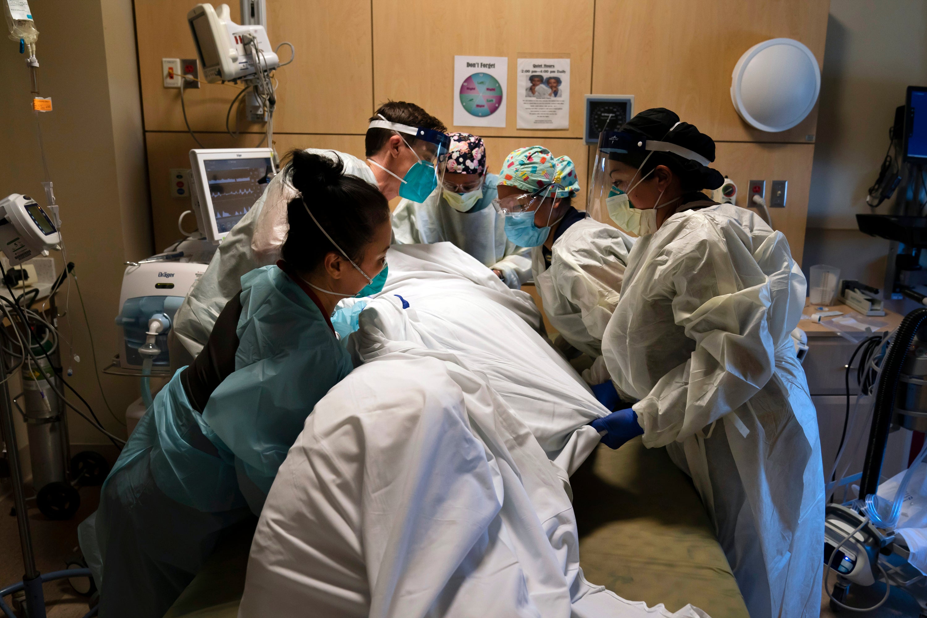 <p>Personal médico atiende a un paciente de COVID-19 en el Centro Médico Providence Holy Cross en Los Ángeles, California, el 19 de noviembre de 2020.</p>