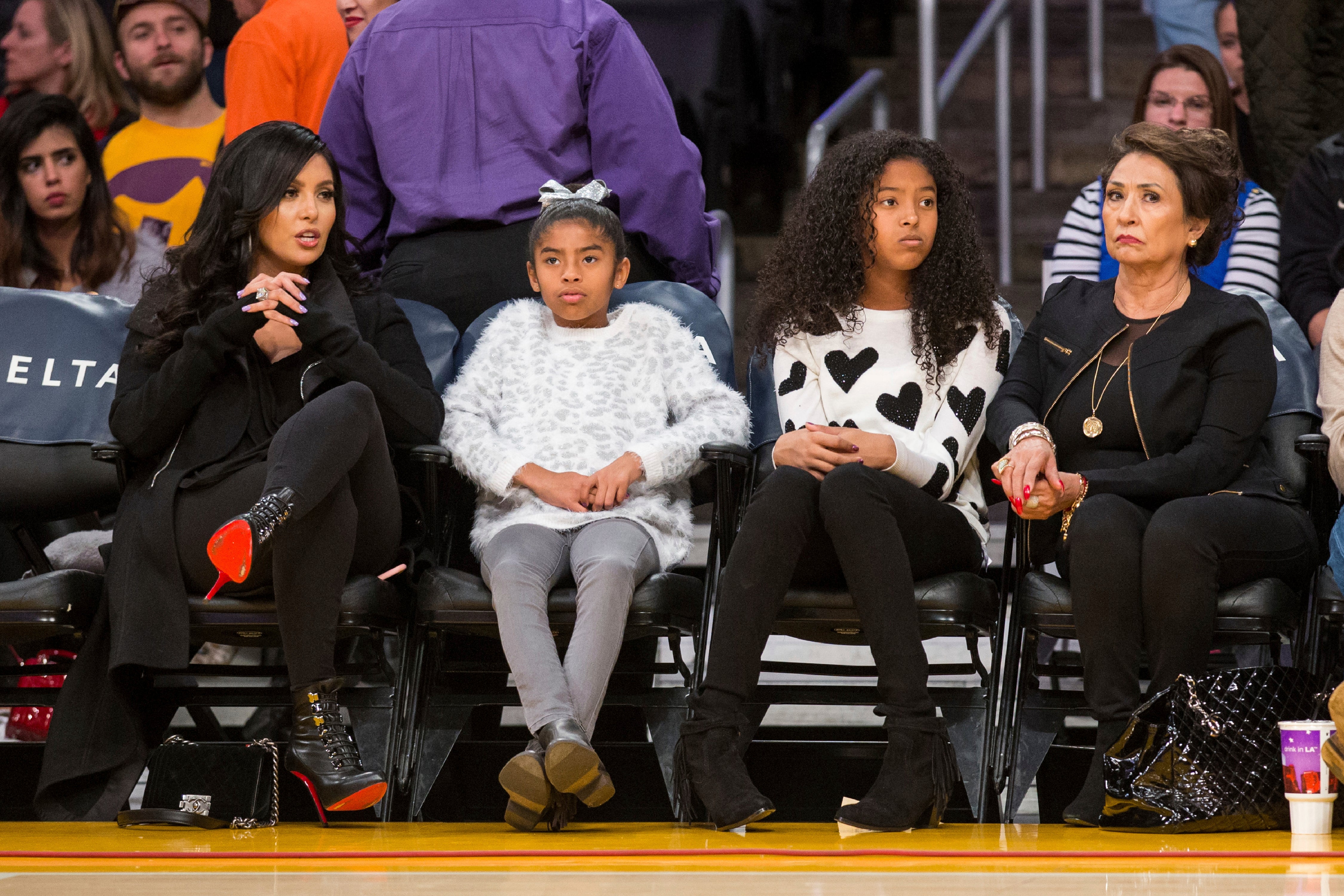 ARCHIVO - En imagen de archivo del 29 de noviembre de 2015, de izquierda a derecha, Vanessa Bryant, sus hijas Gianna Bryant, Natalia Bryant y la madre de Vanessa, Sofia Laine, presencian un partido entre los Lakers de Los Ángeles y los Pacers de Indiana, en el Staples Center de Los Ángeles.&nbsp;