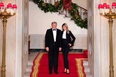 Trump y Melania publican su última foto navideña en la Casa Blanca