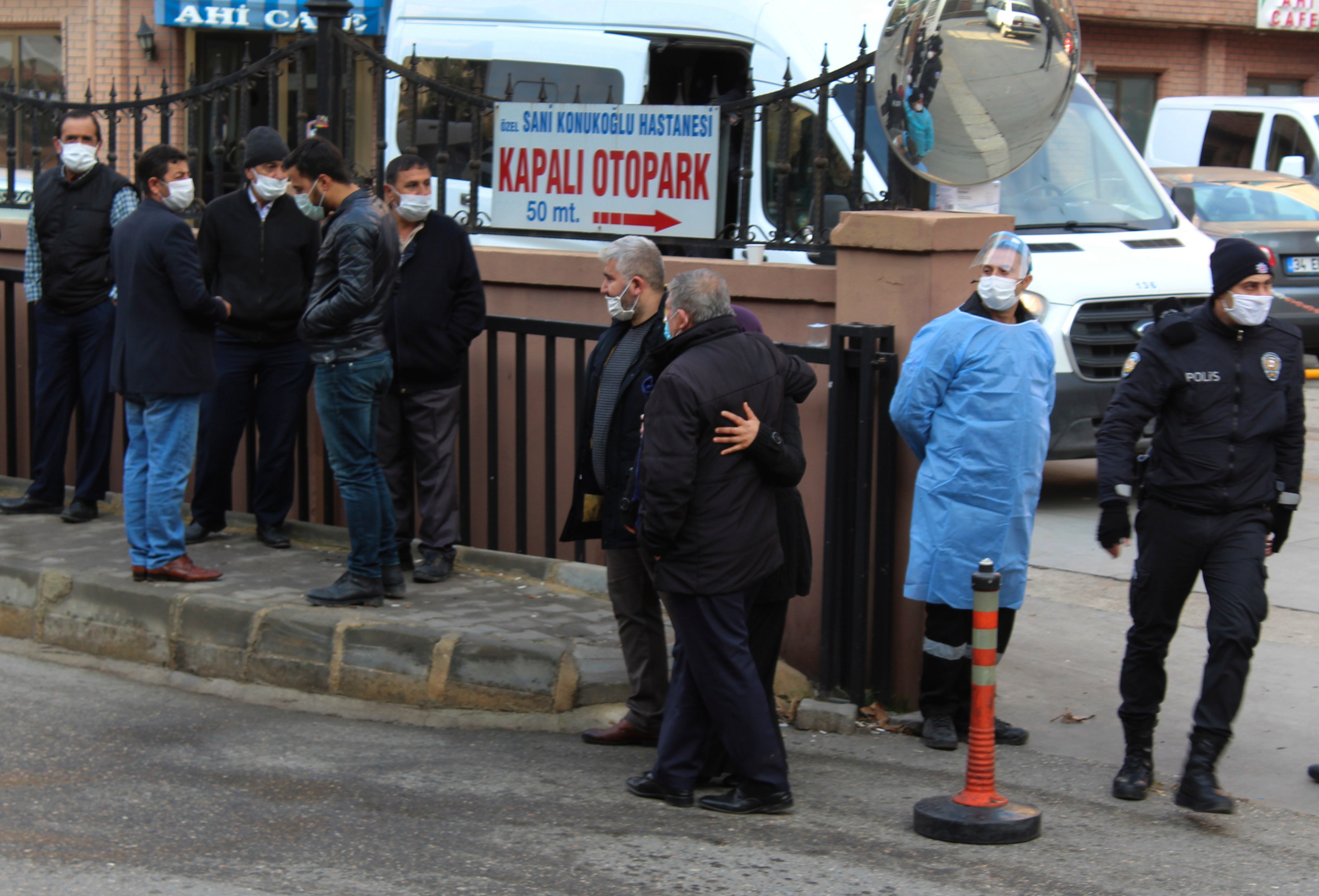 Policías, médicos y otras personas se congregaron en las afueras del Hospital de la Universidad Sanko en Gaziantep, en el sureste de Turquía. Un incendio estalló el sábado en la unidad de cuidados intensivos tras la explosión de un tanque de gas que mató a ocho personas, dijo la prensa estatal.&nbsp;