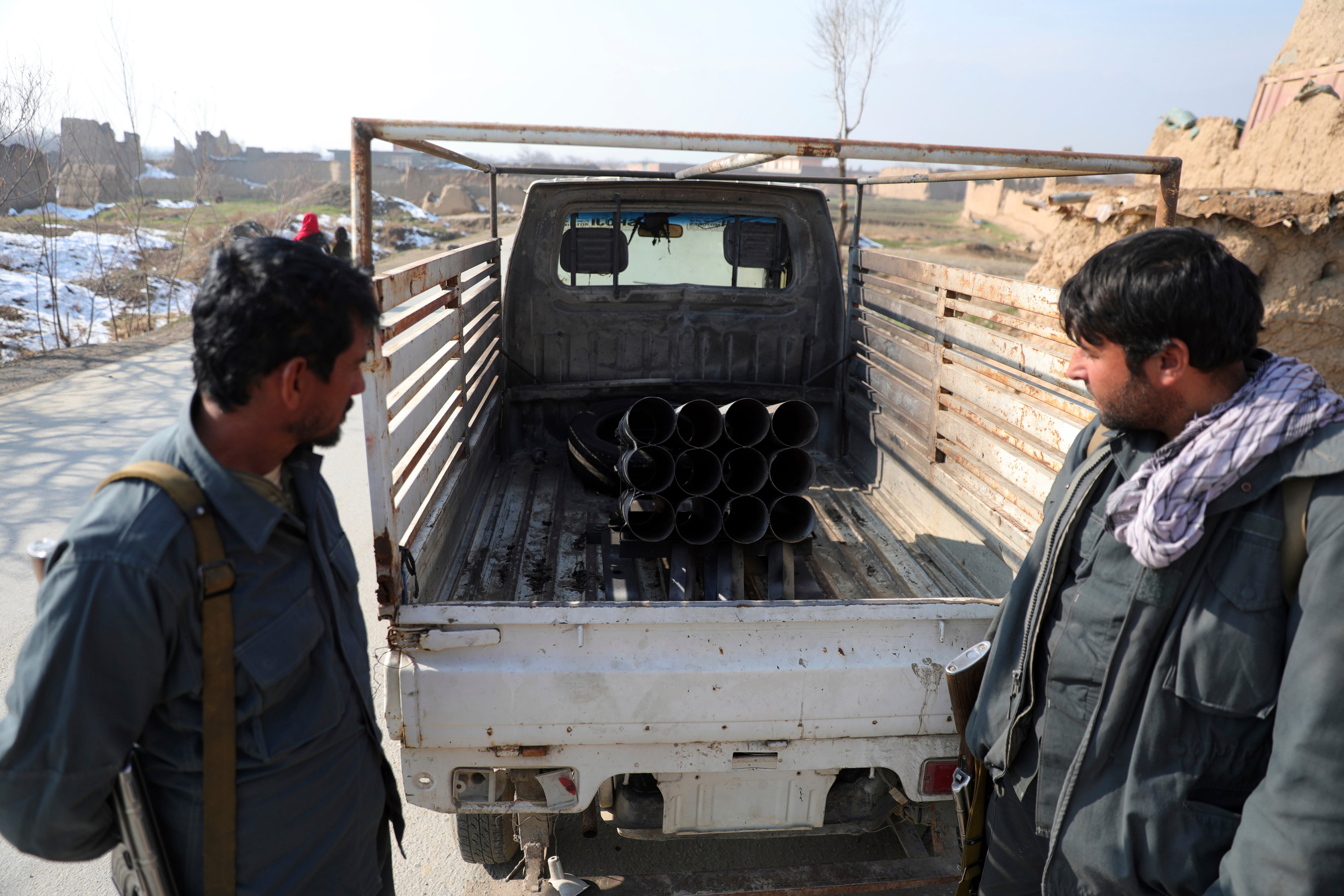 Personal de seguridad afgano vigila un vehículo en el cual se instalaron cohetes, en Bagram, cerca de Kabul, Afganistán, sábado 19 de diciembre de 2020. Se dispararon cinco cohetes a una base de Estados Unidos en Afganistán, los que no provocaron bajas.&nbsp;